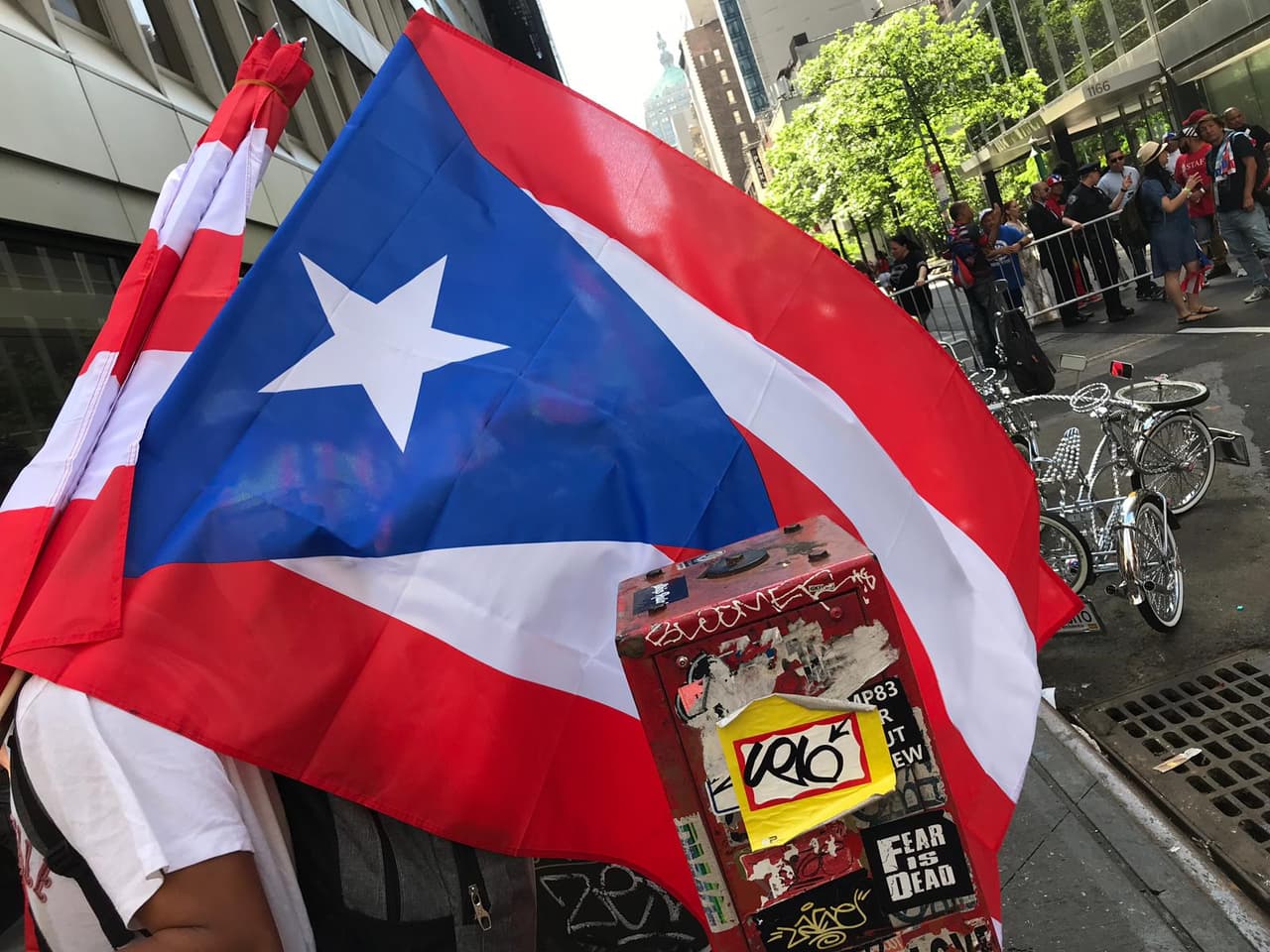 Puertorriqueño atienden el National Puerto Rican Day Parade sobre la 5ta avenida en Manhattan el 9 de junio de 2019.