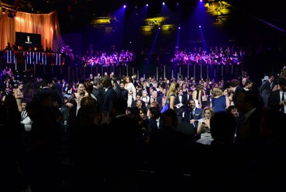 Las estrellas se saludaban y platicaban antes de que comenzara la ceremonia.