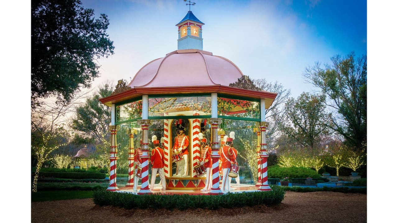 Estas son algunas de las decoraciones navideñas que podrás encontrar al recorrer los jardines de Dallas Arboretum.