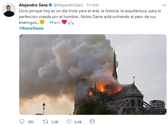 A través de Twitter, Alejandro Sanz lamentó el trágico suceso que provocó el derrumbe de la emblemática aguja de la catedral.