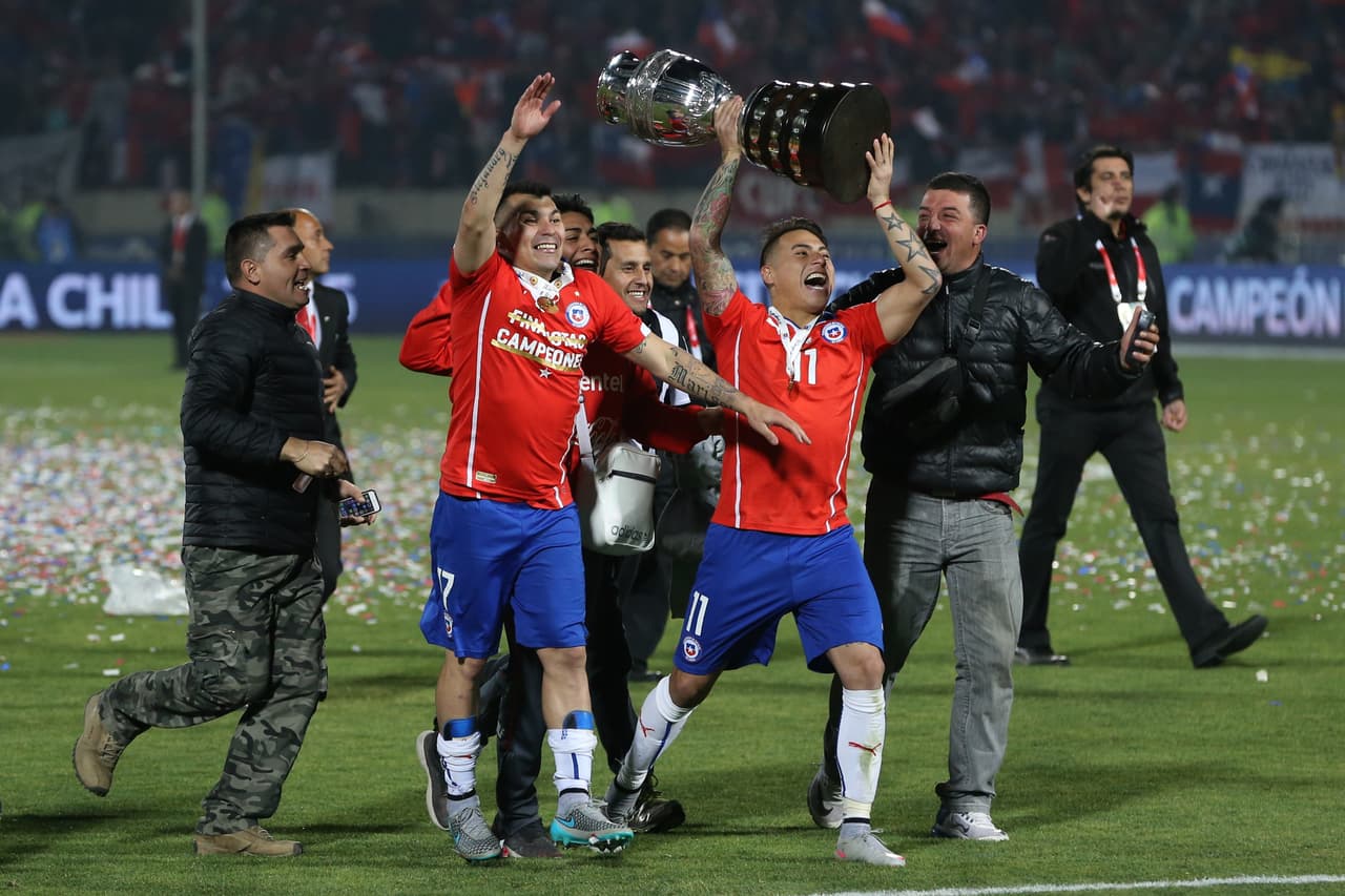 Con la Selección de Chile salió campeón de la Copa América de 2015, el primer título de su país.