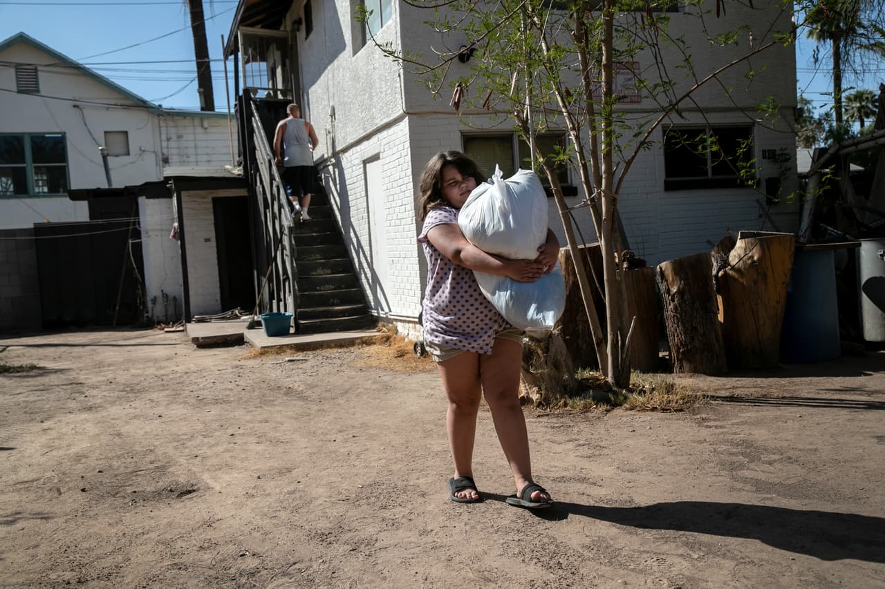Una niña desalojada con su familia en Phoenix. “Bajo esta orden, un arrendador, dueño de una propiedad residencial u otra persona con el derecho legal, no desalojará a ninguna persona cubierta”, se lee en el documento.