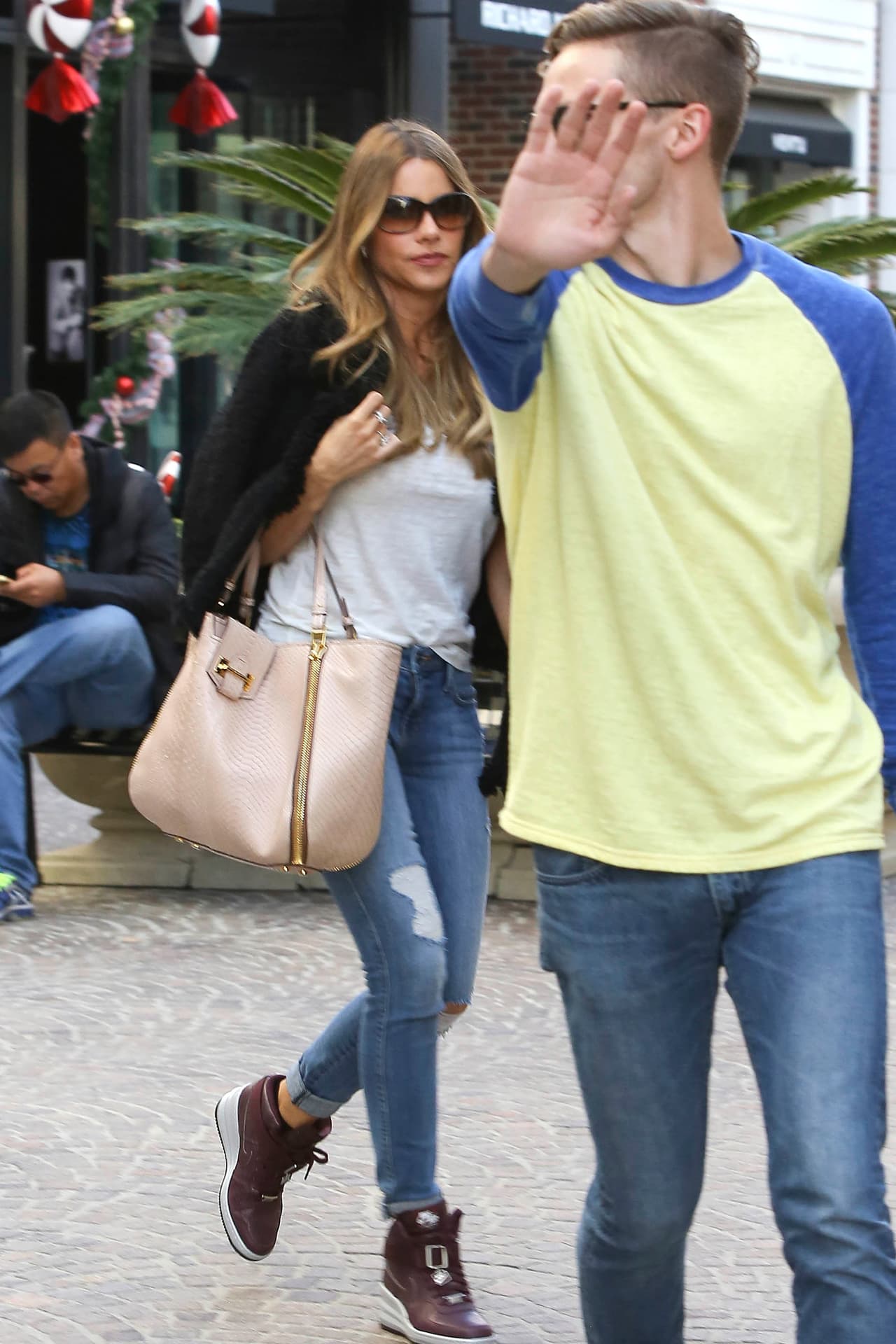 Aunque su acompañante hizo todo lo posible para que no la retrataran.