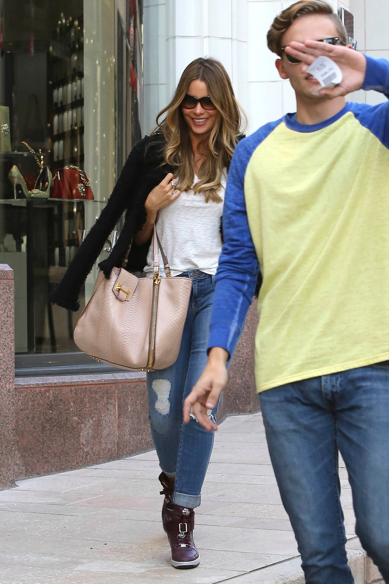 ¡Pero más bien el que se ocultaba de la cámara era él!