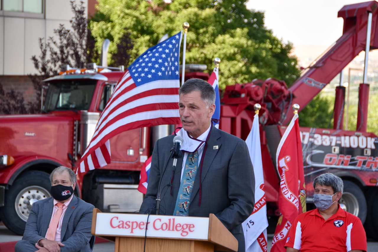 ✅ 
<b>Wyoming |</b> FEMA informó el 28 de agosto la aprobación del dinero a este estado. En la imagen, su gobernador, el republicano Mark Gordon.
<br>
<br>FEMA publicó 
<a href="https://www.fema.gov/sites/default/files/2020-08/fema_supplement-lost-wages-payments-under-other-needs-assistance_faq_0.pdf" target="_blank">una guía</a> de preguntas y respuestas detallando cómo será el proceso para que los estados soliciten los fondos y el tiempo que demoraría en poder hacer uso de ellos.
<br>
<br>
<b>"Los estados y territorios deberán ajustar sus sistemas del seguro por desempleo para acceder a estos fondos y cumplir con los requerimientos del programa, como por ejemplo la elegibilidad de quien los solicita"</b>, dijo.