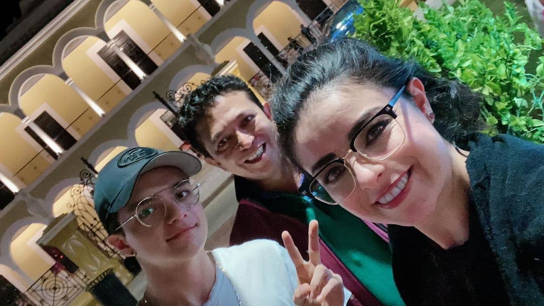 Omar decidió seguirle los pasos a su madre desde temprana edad. A los 7 años, participó en la telenovela ‘Amorcito corazón’. Actualmente, a la par de la actuación, el joven se dedica a crear contenido para redes sociales.