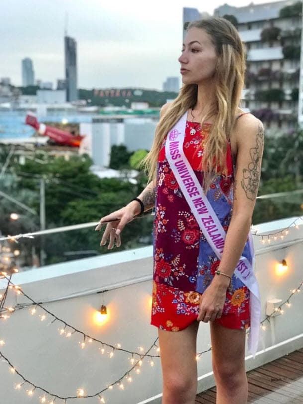 La finalista del certamen de belleza Miss Universo Nueva Zelanda 2018 
<b>Amber-Lee Friis, murió a los 23 años el pasado 18 de mayo</b>, confirmó la página de 
<a href="https://www.facebook.com/MissWorldNZ/photos/a.161921440631234/1585484621608235/?type=3&theater" target="_blank">Facebook Miss Mundo Nueva Zelanda</a>. 
<br>