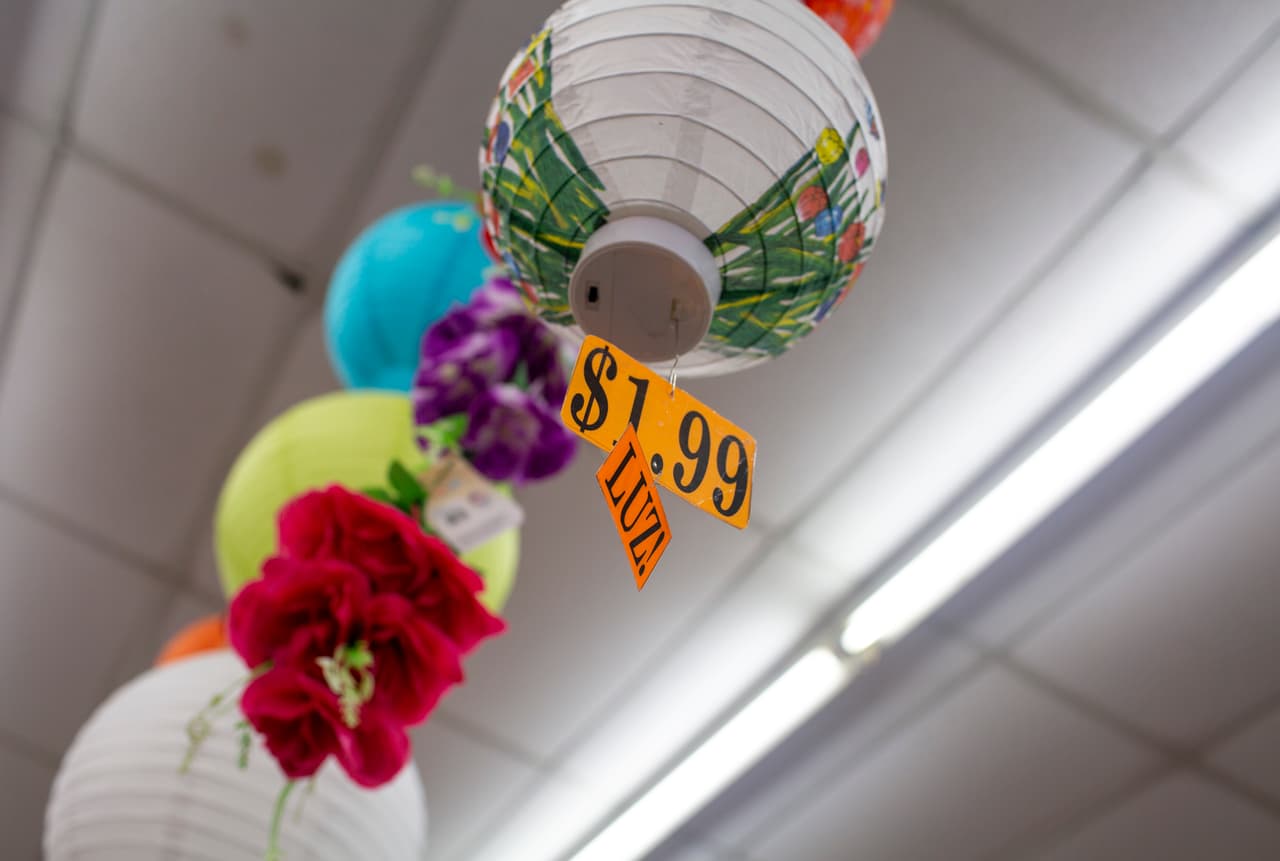 La tienda de Galván cuenta con cerca de 30 empleadas y venden todo tipo de productos: desde ropa y calzado a cosméticos u objetos de decoración. La mayoría de sus clientes cruzan la frontera desde Reynosa, Ciudad Victoria o Monterrey (México) para comprar en McAllen. "El trabajo de nosotros se lo debemos mucho a la parte mexicana. Prácticamente a nosotros nos paga el pueblo de México porque aquí quien consume más es el mexicano", afirma.