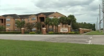 Abandonan a un bebé de un día de nacido frente a la puerta de un apartamento en Florida 