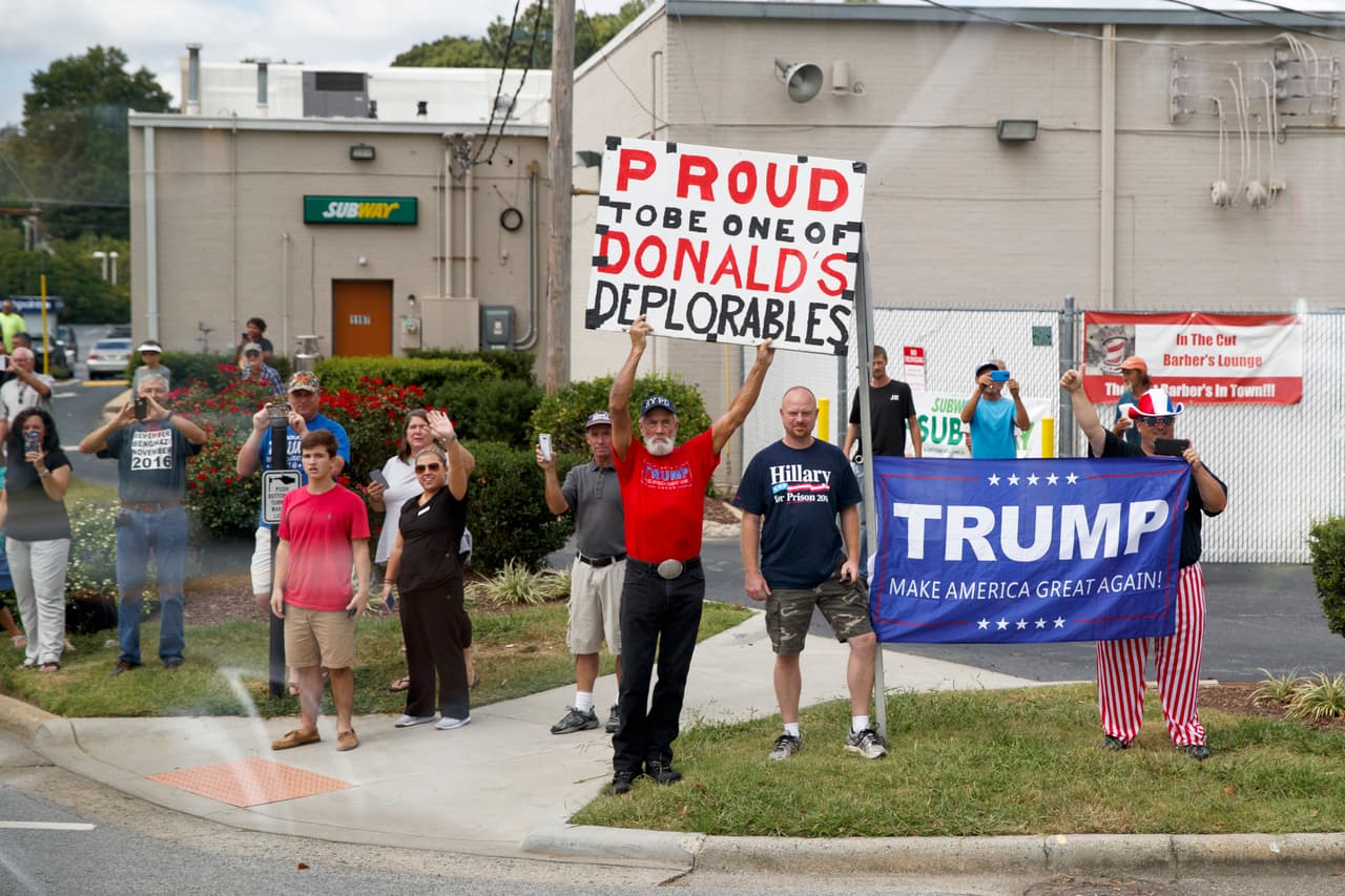 Seguidores de Trump muestran sus pancartas frente a un evento de campaña en High Point University, el 20 de septiembre de 2016, en High Point, Carolina del Norte.