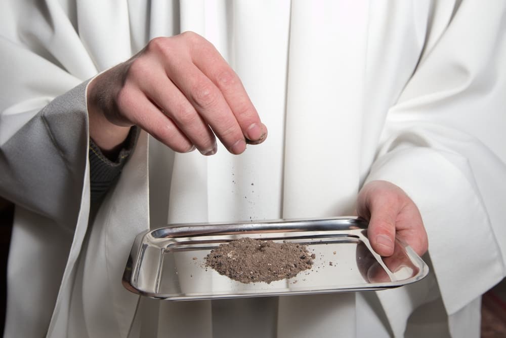 Además, el Miércoles de Ceniza es el día que se celebra el final de la época de carnavales (por eso el Martes de Carnaval) y es una fecha que varía cada año porque depende de cuándo se celebrará la Semana Santa.