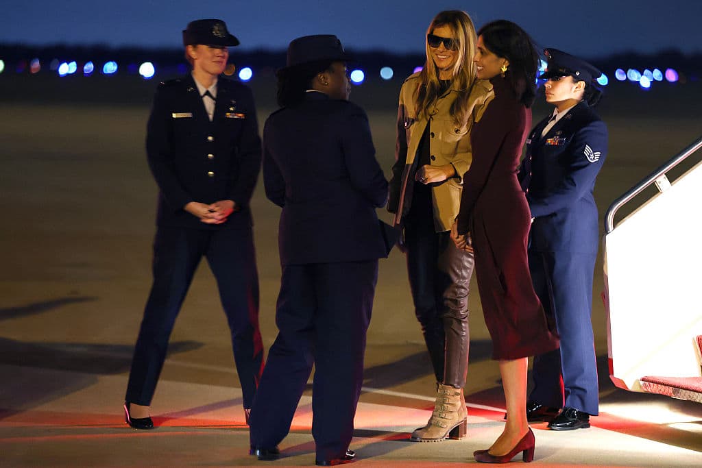 Para la visita, Melania Trump vistió pantalón de cuero marrón con y chaqueta safari crema y unas botas Christian Louboutin. Usha Vance, por su parte, lució un vestido ' burgundy' de Ralph Lauren, valorado en $145.