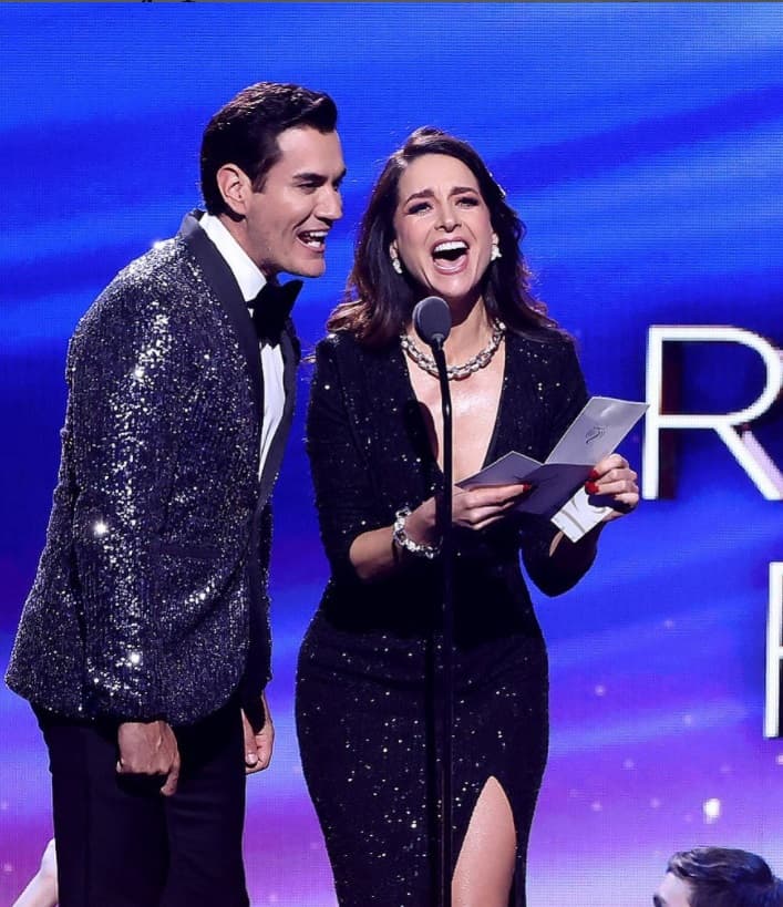 Tras subir al escenario para entregar uno de los premios, volvió a usar un vestido escotado, aunque optó por uno en V.