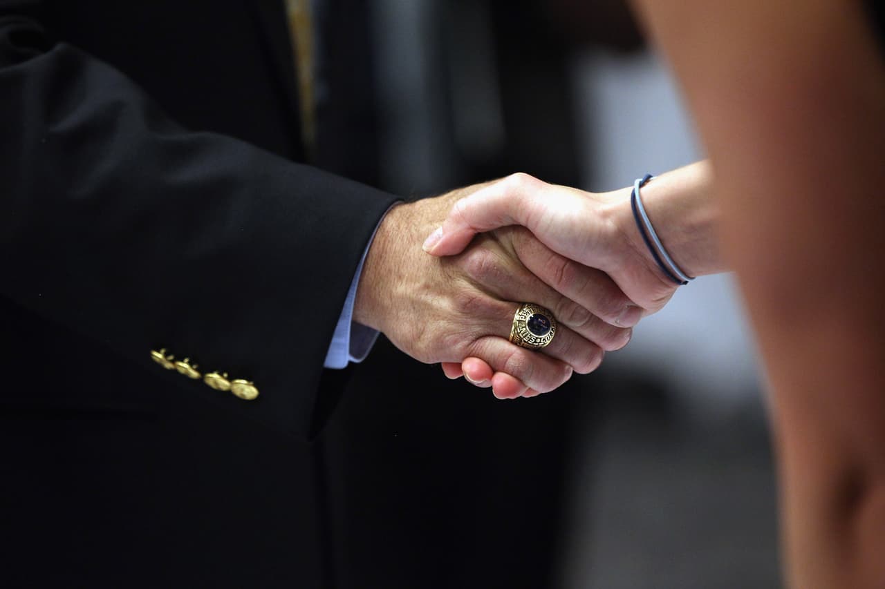 Ante una denuncia, es posible que la Equal Employment Opportunity Commission intente alcanzar un acuerdo entre las partes, aunque también podría remitirlos a un mediador o proceder con una demanda en la corte federal si aplican ciertas condiciones. En algunos casos podría desestimar los cargos. Si esto ocurre, emitirá un documento llamado “carta de derecho a demandar”, con el cual la persona puede ir a la corte.