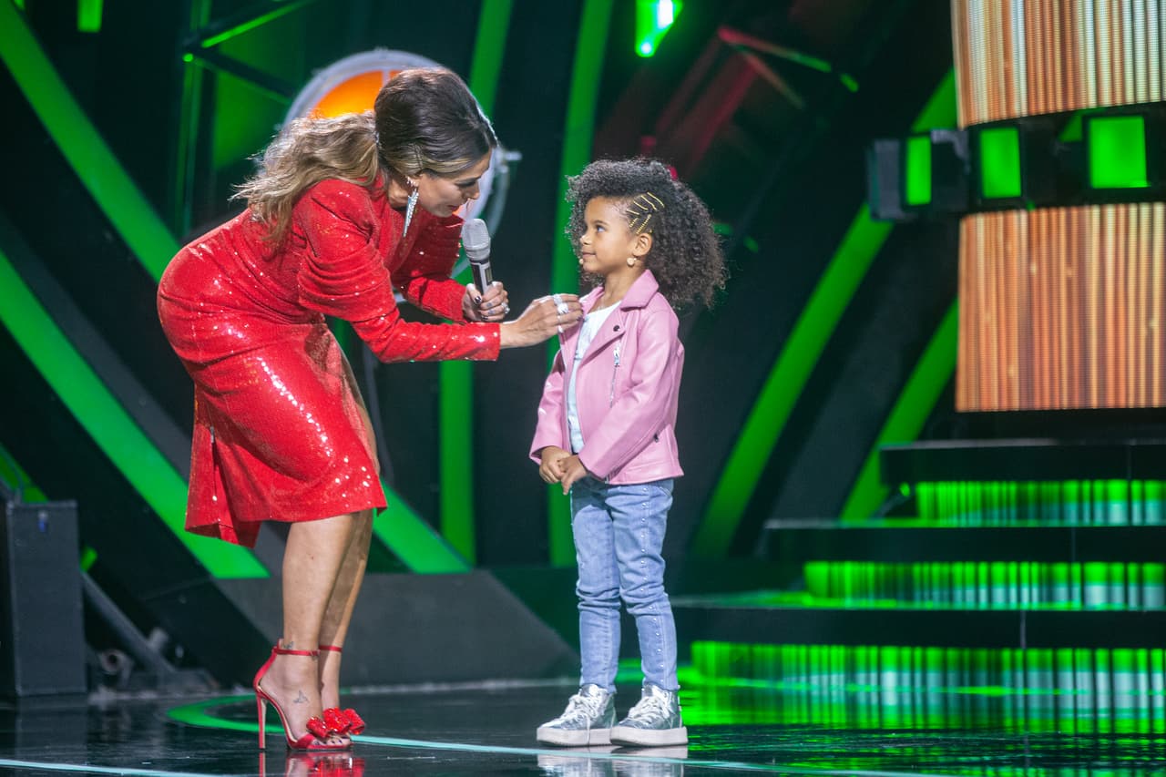 Respecto al peinado, la presentadora de 46 años lució una coleta en la parte baja de la cabeza, con crepe en el medio y un pequeño apartado al frente. A los lados vimos brillantes prendedores que le dieron un toque chic.