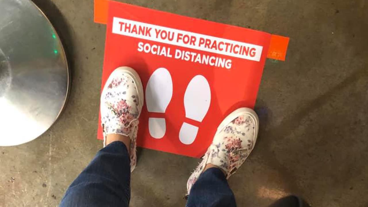 Maricela Castañeda Pérez - “Mi Tienda” en Pasadena...carritos los desinfectan antes de ponerlos disponibles para el público".