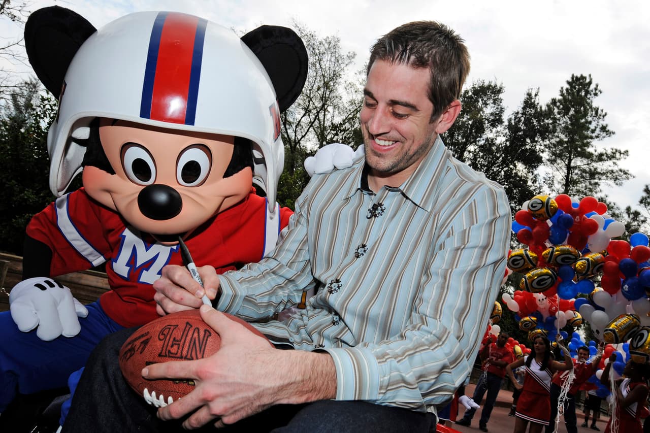 La verdadera estrella es Mickey Mouse y así lo entiende el quarterback de los Green Bay Packers, Aaron Rodgers.