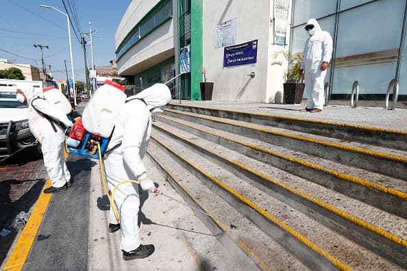 De acuerdo con los expertos, viajar a México puede aumenta la probabilidad de contraer y propagar el coronavirus.