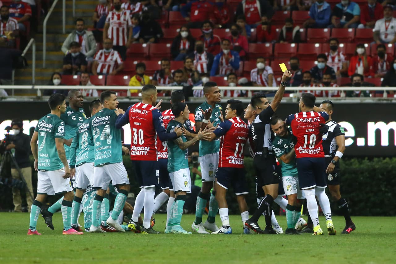 Wiliam Tesillo, Elías Hernández y Santiago Colombattose encargan de batir a Toño Rodríguez, le dan la victoria 0-3 a León sobre Chivas y consiguen mantener su segunda posición en la tabla.