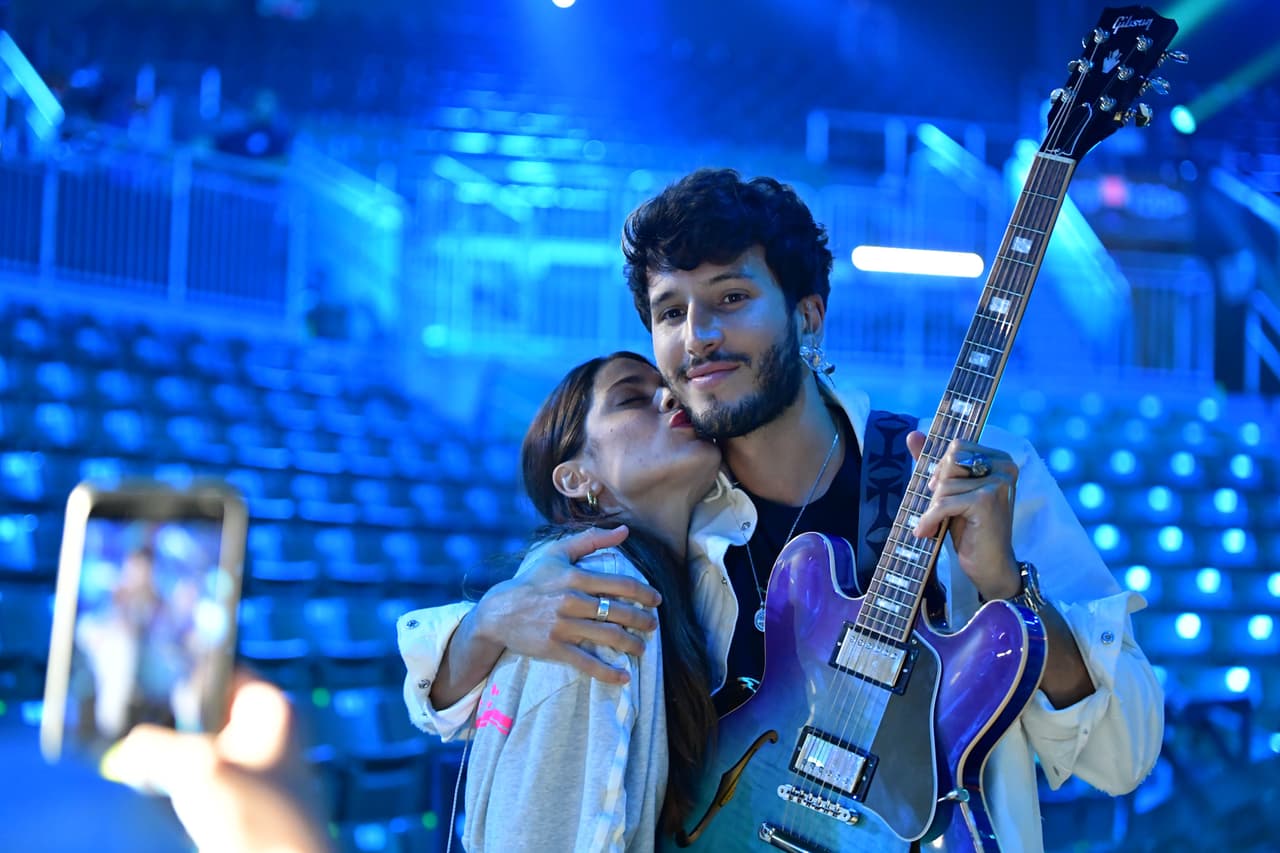 A un par de meses de haber anunciado el inicio de su relación sentimental pudimos notar que los intérpretes de 'Quiero volver' ya se visten igual.