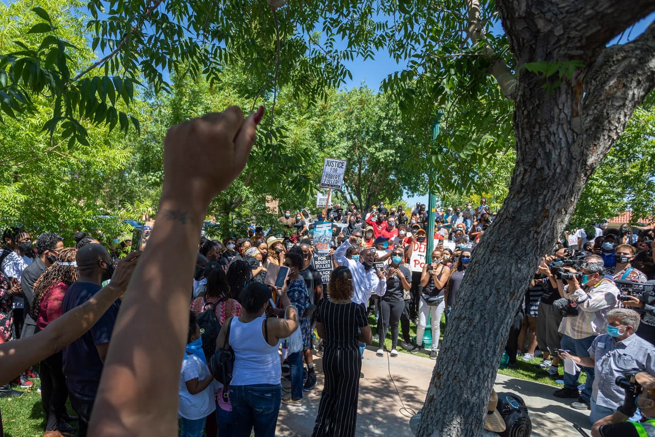 El Departamento del Alguacil del condado de Los Ángeles (LASD) informó este viernes que está investigando la muerte de Fuller. En un
<a href="https://local.nixle.com/alert/8054246/?sub_id=0&fbclid=IwAR2gPo2QkgqqNOK5TyJZHxE67F-DYnOTbdx_jOyP1F9BYVCk0tOfJ5RwSp8" target="_blank">comunicado</a> oficial el LASD dijo que
<b>a pesar de que "la investigación está en curso, al parecer el señor Fuller, trágicamente, se suicidó. Se anticipa una autopsia completa en el futuro inmediato".</b>