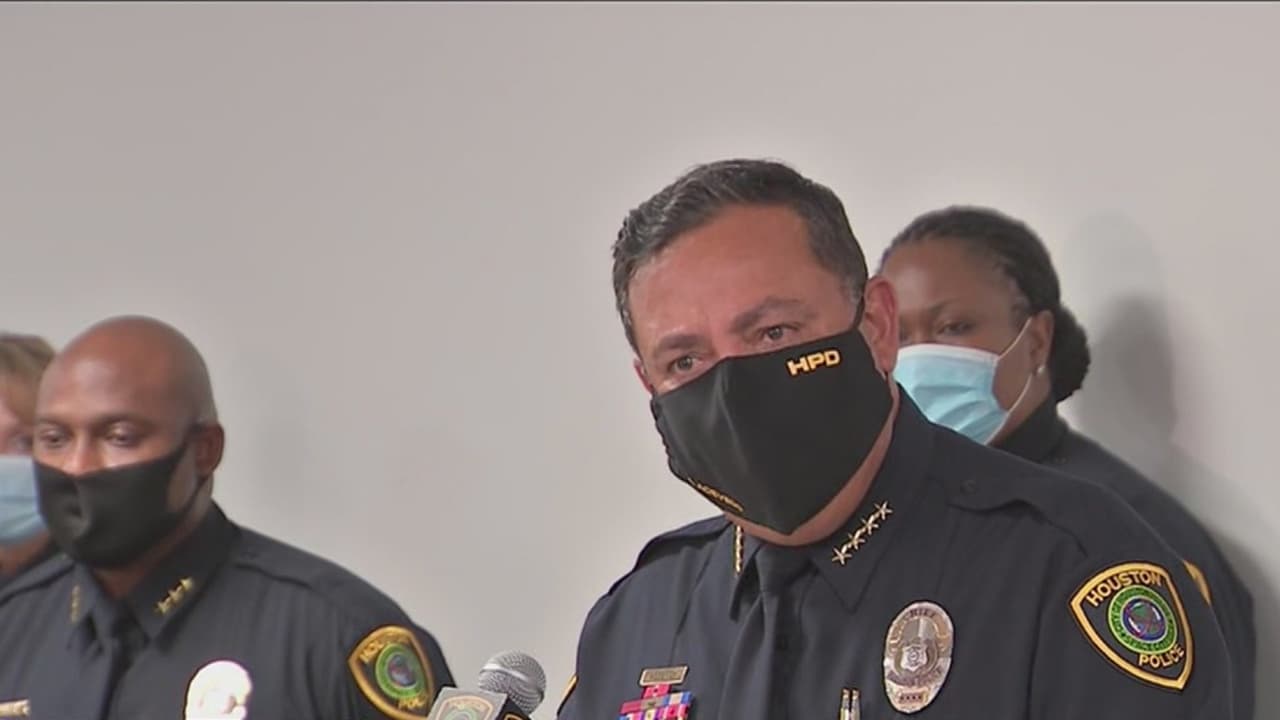 Este jueves fueron reveladas las imágenes de los hechos ocurridos el pasado 21 de abril, cuando el joven hispano de 27 años perdió la vida. Al parecer, la víctima les habría dicho a las autoridades que había sido calificada como una persona que padecía problemas de índole mental. Entretanto, cuatro uniformados relacionados con este incidente fueron despedidos.