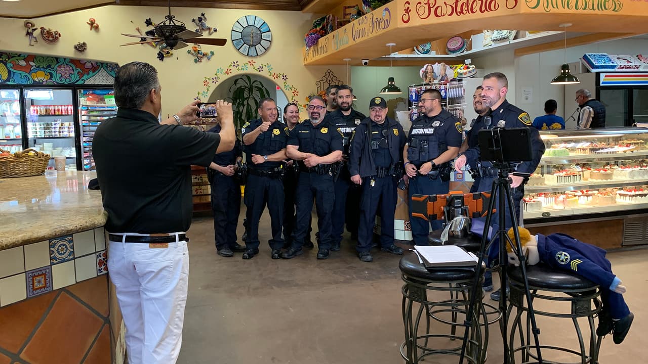 La idea del programa surgió porque el contenido de las redes sociales del Departamento de Policía de Houston está enfocado para el público que habla inglés.