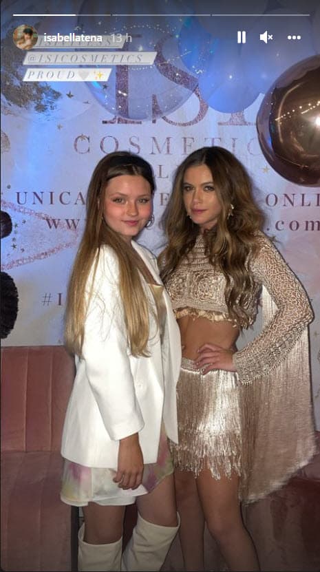 En la fotografía compartida por la cuenta oficial de Isi Cosmetics posan juntas y se aprecian lo mucho que ambas han crecido.
<br>