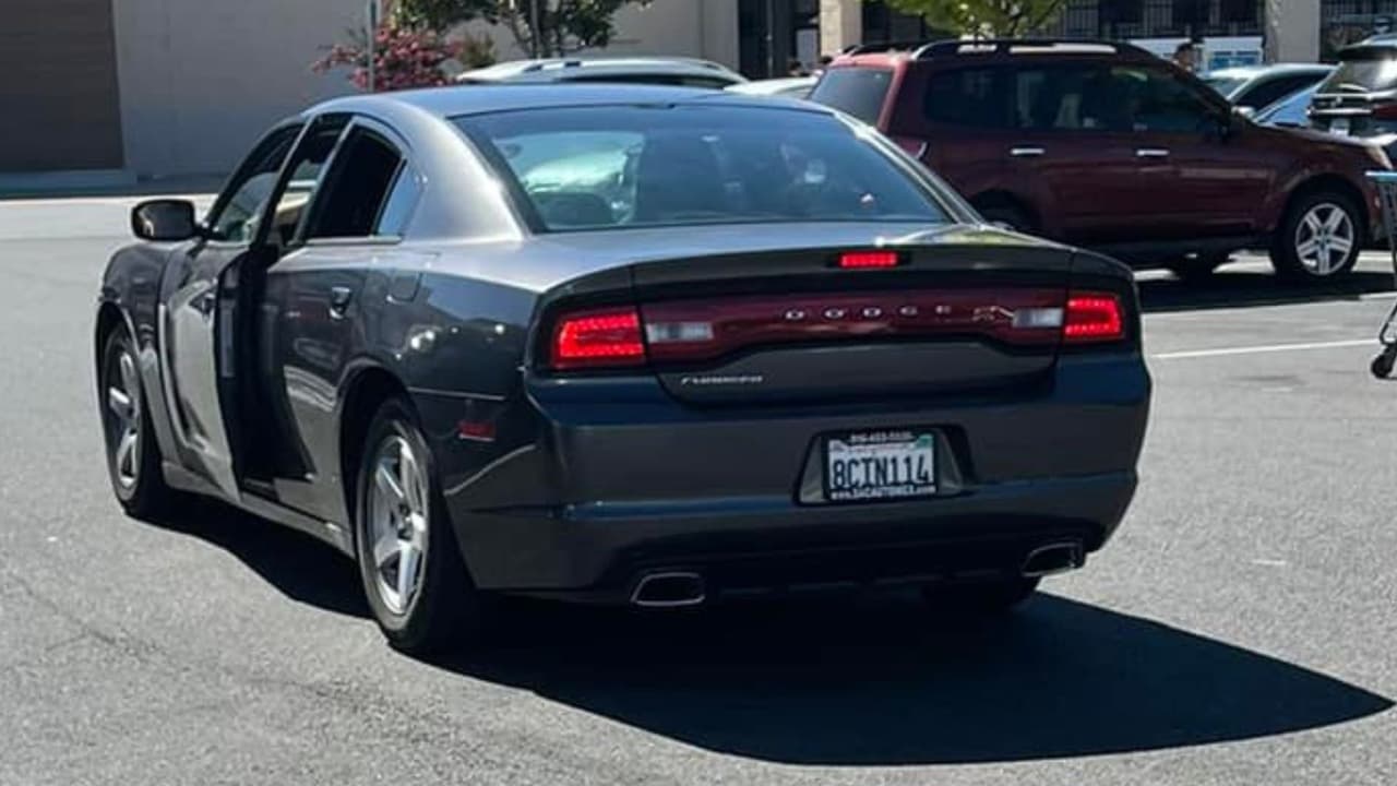 En el auto la esperaba otra mujer, con la que escapó dle lugar.
