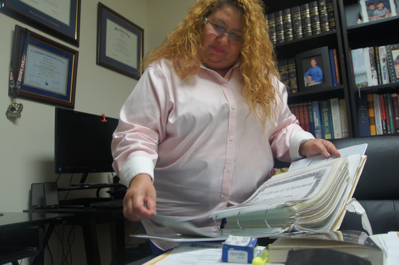 Yraida Quinipa muestra la carpeta llena de certificados de los cursos que tomó mientras estaba en prisión. Adentro "siempre necesitas algo con que entretenerte", cuenta la mujer de 54 años, que estuvo 12 encarcelada.