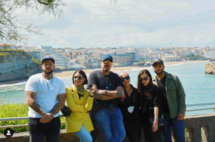 Esta es una de las fotos del viaje que Pepe Aguilar hizo por España en 2021 junto con todos sus hijos, incluido Emiliano, quien nació en su primer matrimonio.