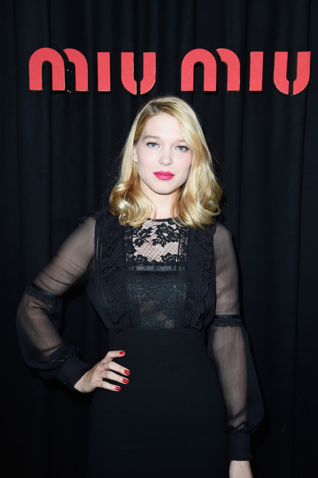 Su desempeño escolar era tan bajo, que una de sus profesoras tuvo que contactar a su madre, la filántropa Valérie Schlumberger, para hablar sobre su rendimiento escolar.