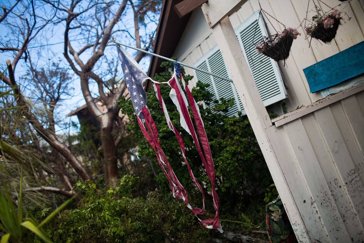 Una bandera estadounidense rasgada y rota por el huracán Irma en Tavernier Key, Florida. Almudena Toral/Univision Digital