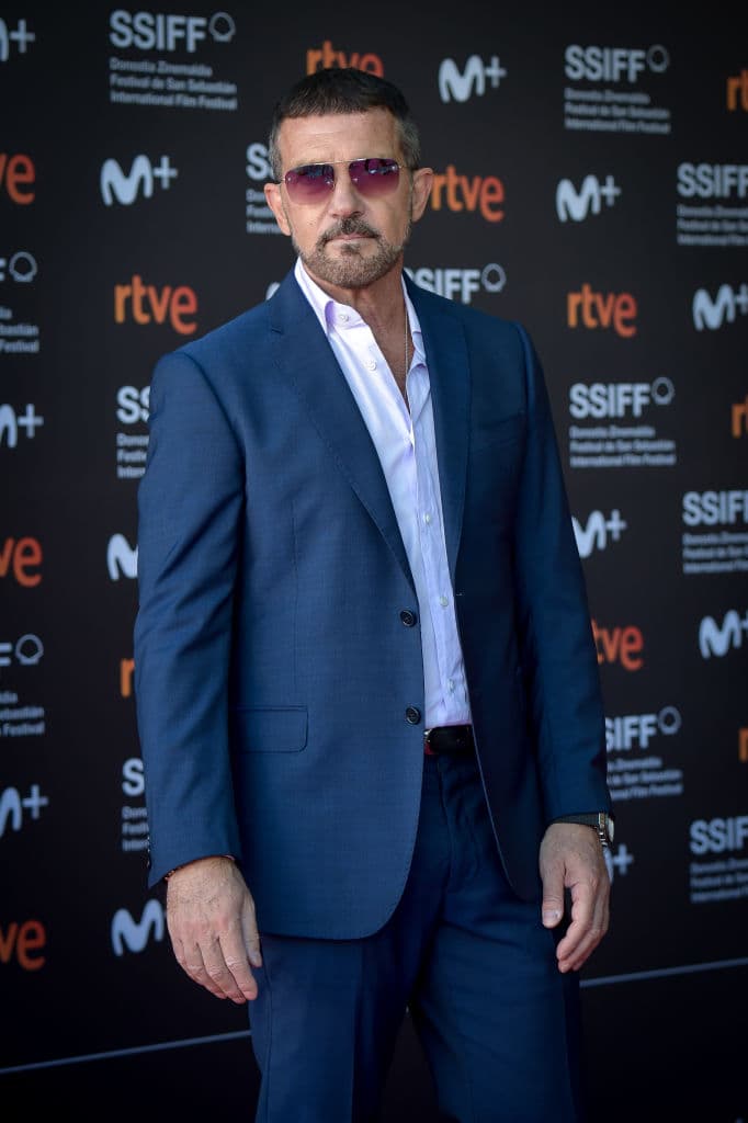 Debido a su trabajo, el actor español tuvo que comprar un avión de segunda mano el cuál le costó alrededor de 4.5 millones de euros.
<br>