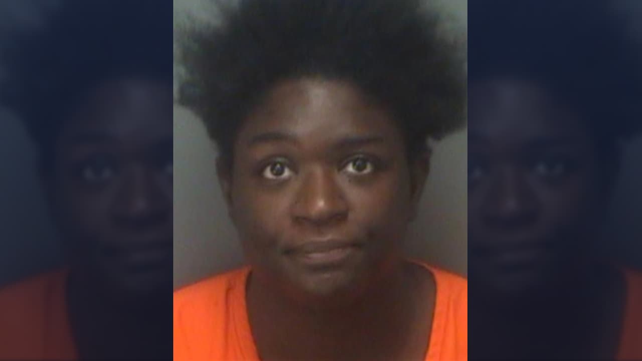 Arrestan a mujer acusada de usar U-Haul robado para entregar paquetes 