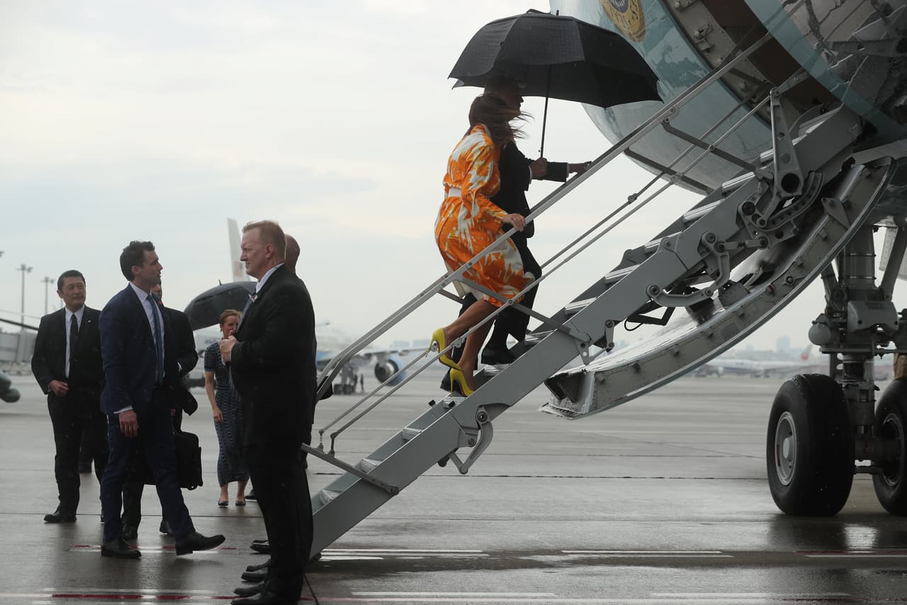 El presidente Trump y la primera dama Melania Trump abordan el Air Force 1 para regresar a Estados Unidos.