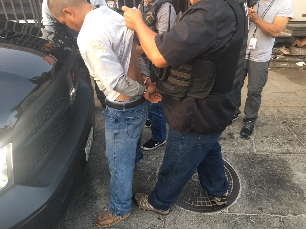 Un oficial revisa los tatuajes en la espalda de Carlos, a quien identifican como integrante de la pandilla ‘Sureños’.