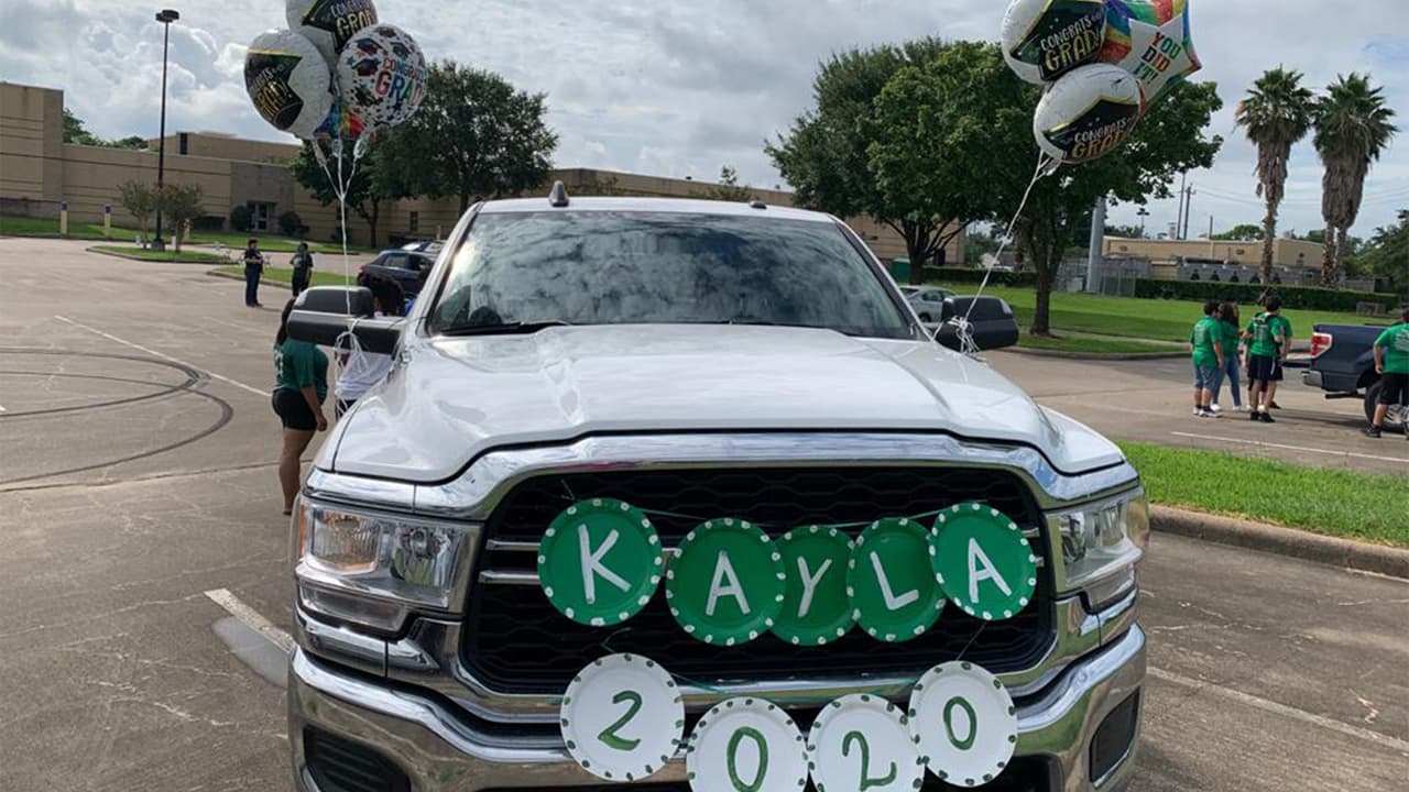 Los jóvenes pasaban en los vehículos recogiendo un regalo.