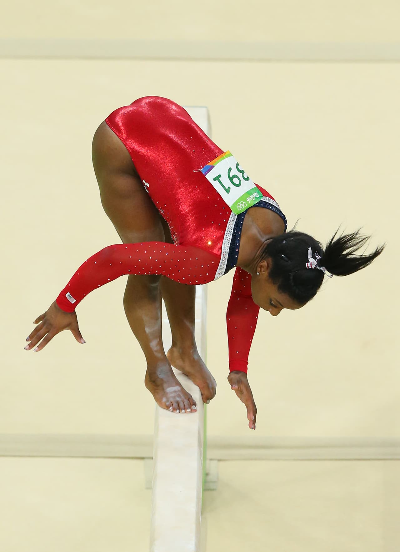 Entonces vino la falla: Biles no se apoyó bien en la barra tras un giro mortal y tuvo que agarrarse de la viga para evitar caer, aunque la penalización era como si fuera caída.