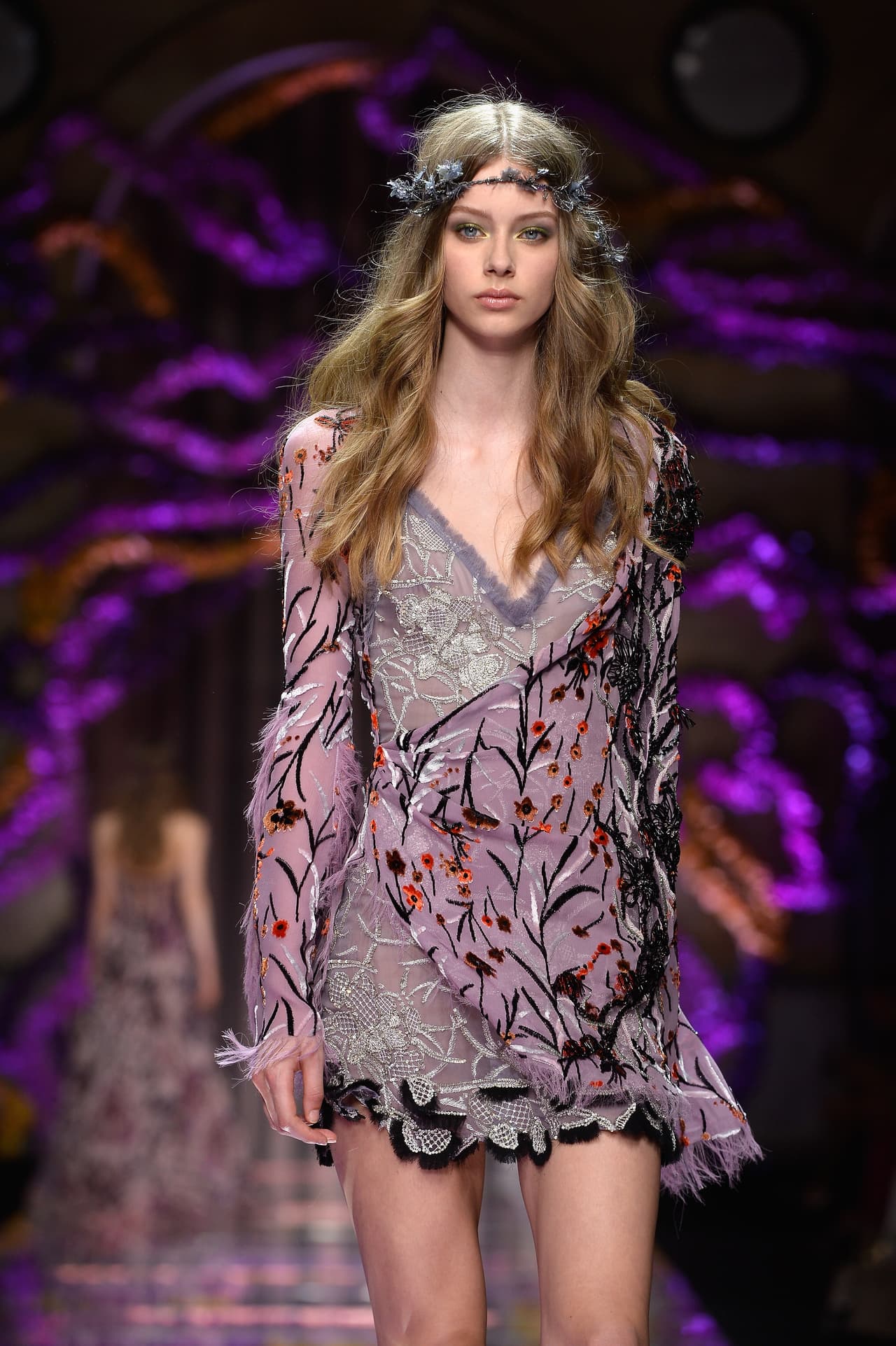 Conjuntaron escotes elegantes y pronunciados a telas voladas, una maravilla para los asistentes.