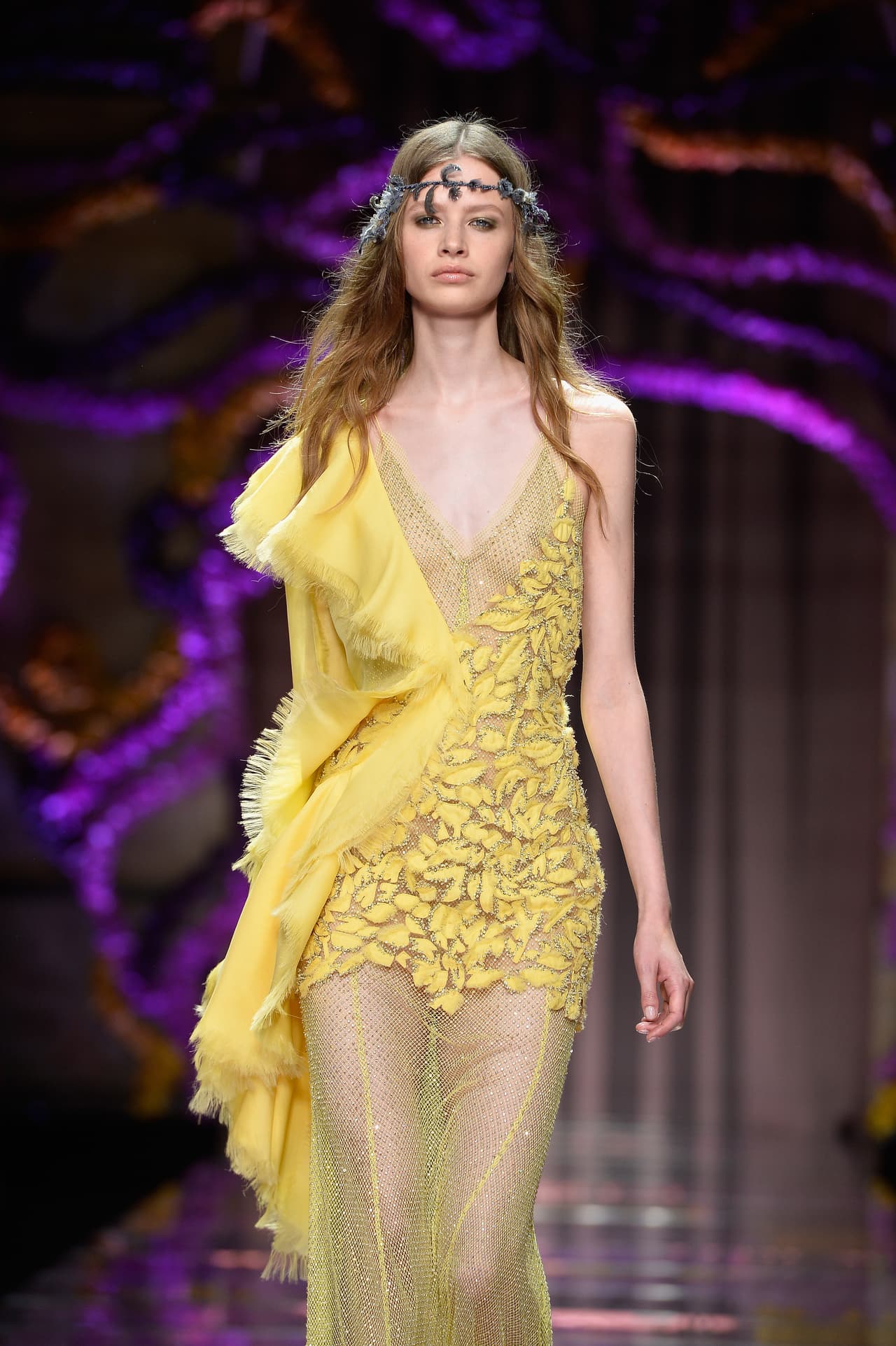 Pat MacGrath es el maquillista que asemejó a las modelos con ninfas a través de sombras en doradas y verdosas, así como el uso del rosa intenso.