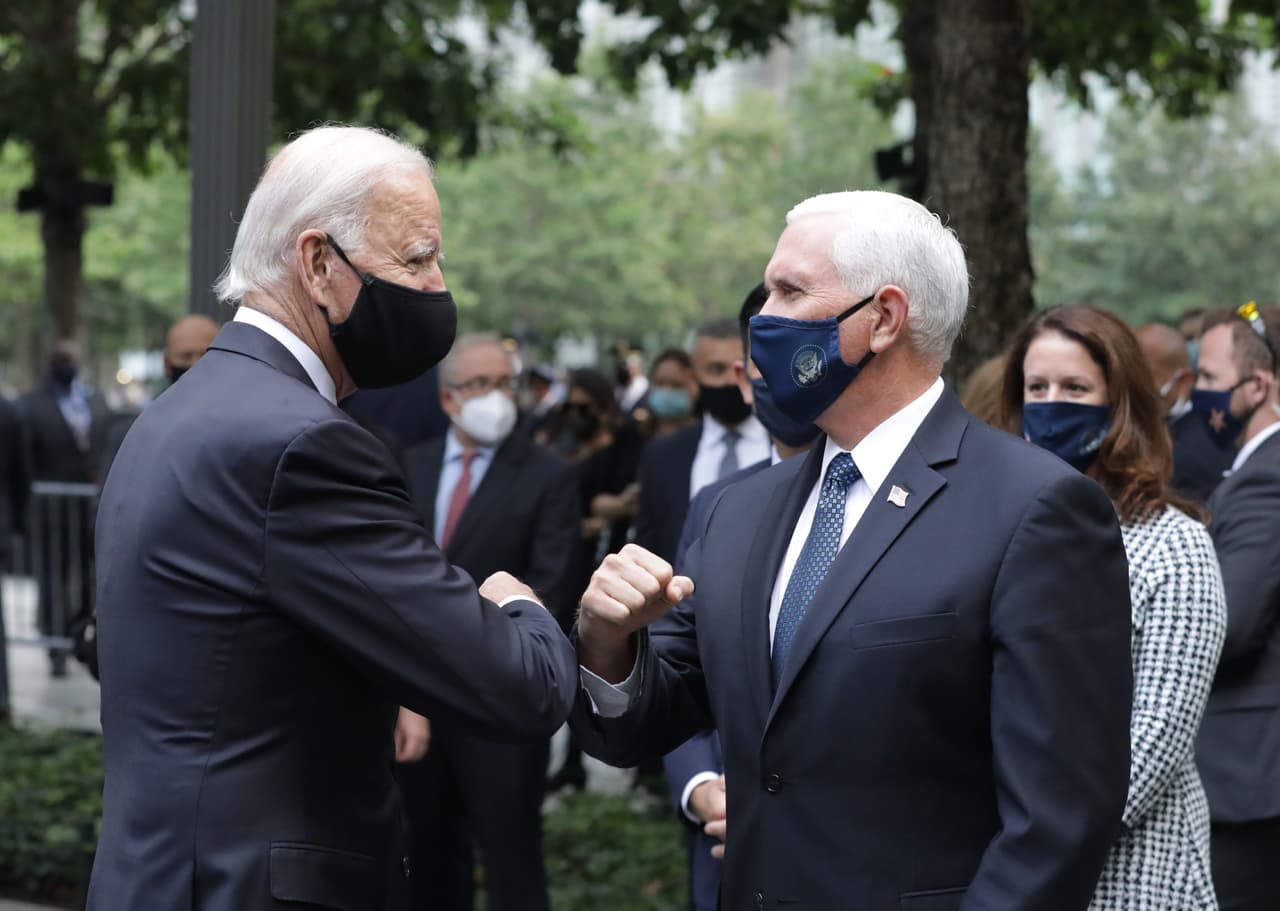 Joe Biden y Mike Pence se encontraron en una ceremonia en el Museo y Memorial Nacional del 11 de septiembre, construido donde estaban las torres que fueron derribadas en Nueva York. Los candidatos participarán en diferentes eventos en varias partes del país, pero no se tiene previsto que coincidan.
<br>