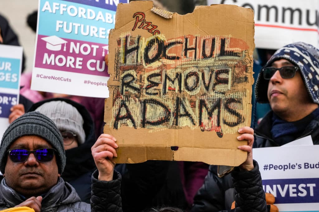 Siete fiscales, incluyendo cinco de alto rango del Departamento de Justicia, han renunciado en protesta por esta decisión.