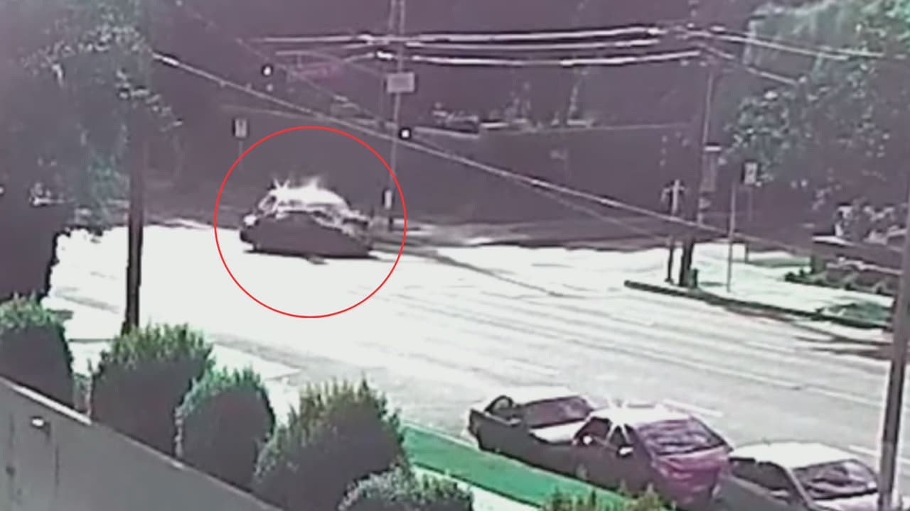 Impactante accidente entre una patrulla de la policía de Los Ángeles y un auto