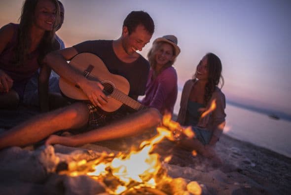 Por su seguridad y la de los demás, no haga fogatas directamente sobre la arena. Utilice un anafre o una barbacoa para encender una fogata en la playa.
