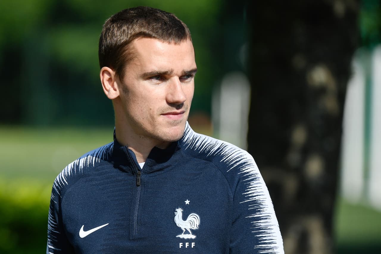 El francés Antoine Griezmann habría decidido finalmente quedarse con Atlético de Madrid y desistir de irse a Barcelona, según medios españoles.