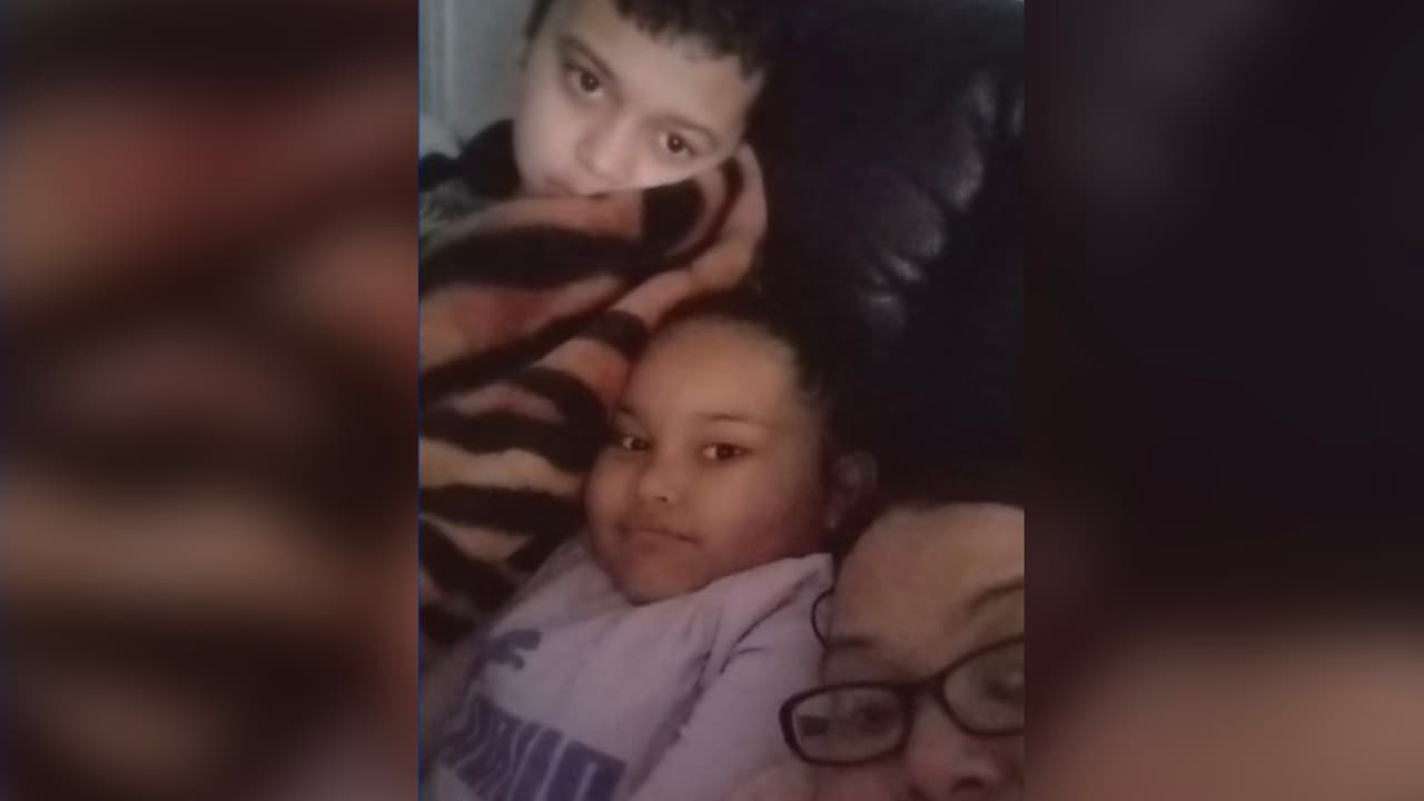 En video. "Estamos sufriendo", madre en Texas asegura que desde el lunes están sin agua y sin luz por la tormenta invernal. Patty Medina es una madre de familia que vive en Dallas, Texas, y no tiene electricidad desde la madrugada del lunes. Está refugiada en su casa, sin calefacción y con sus dos hijos de 6 y 11 años.