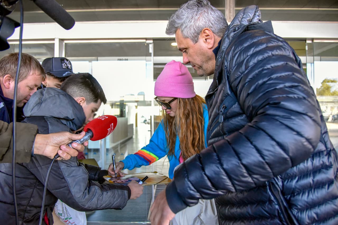 Ella firmó, con una sonrisa en el rostro, los pósters que llevaban sus admiradores.
<br>