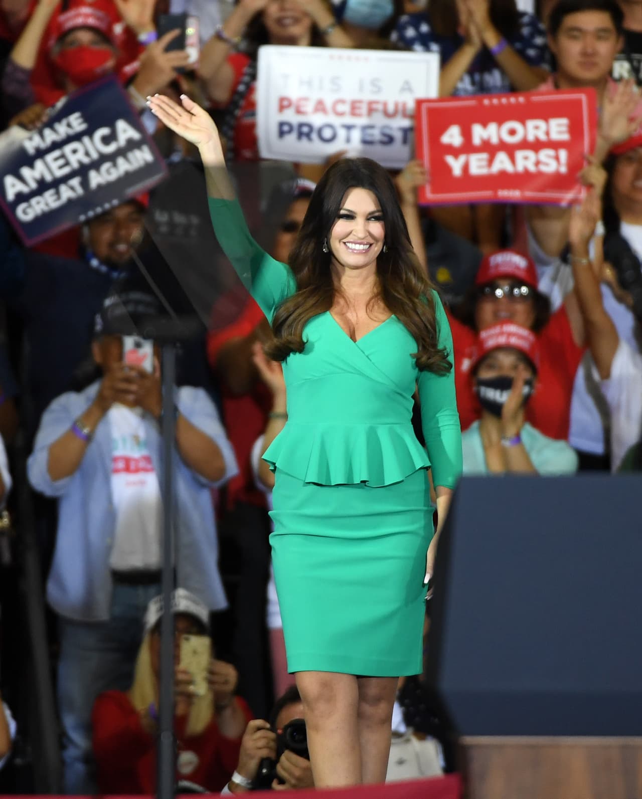 Ella también estuvo al lado de los Trump y llamó a “luchar” a sus partidarios antes del asalto al Capitolio del 6 de enero del 2021.
<br>