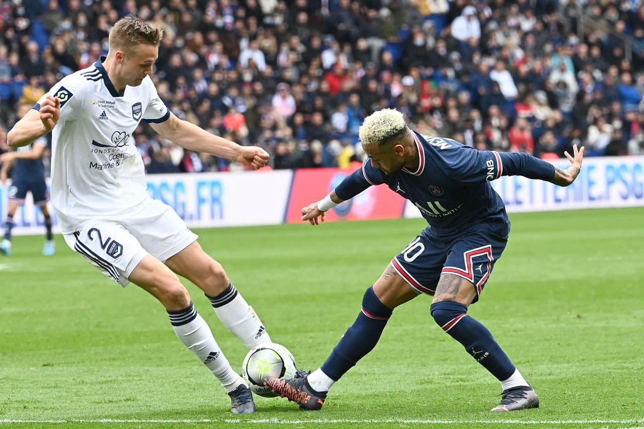 El PSG goleó al Bordeaux con los goles de Mbappé, Neymar y Leandro Paredes, pero ni esa victoria evitó los abucheos de sus seguidores, quienes castigaron especialmente al Ney y Lio.